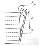 Сосуд, имеющий наклонную боковую стенку, заполнен водой. В наклонной стенке сосуда имеется отверстие, перекрытое квадратной крышкой