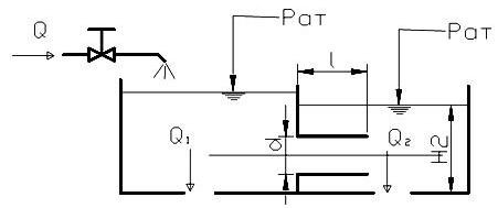 В бак, разделенный на две секции перегородкой, в которой установлен цилиндрический насадок диаметром d = 32мм и длиной